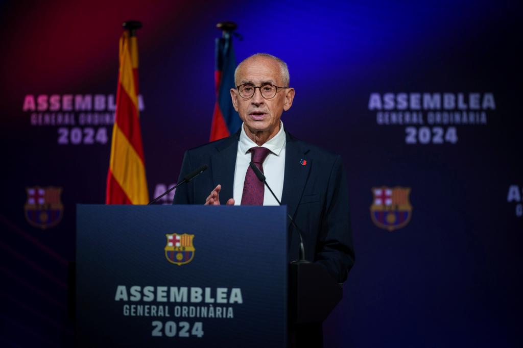 FC Barcelona members during the assembly voting on Nike partnership