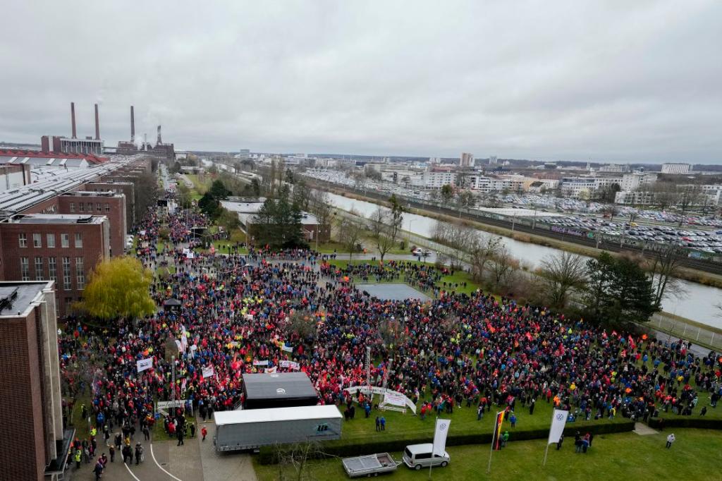 VW workers participating in the strikes against layoffs