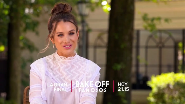 Cande Molfese celebrating her win on the Bake Off Famosos stage