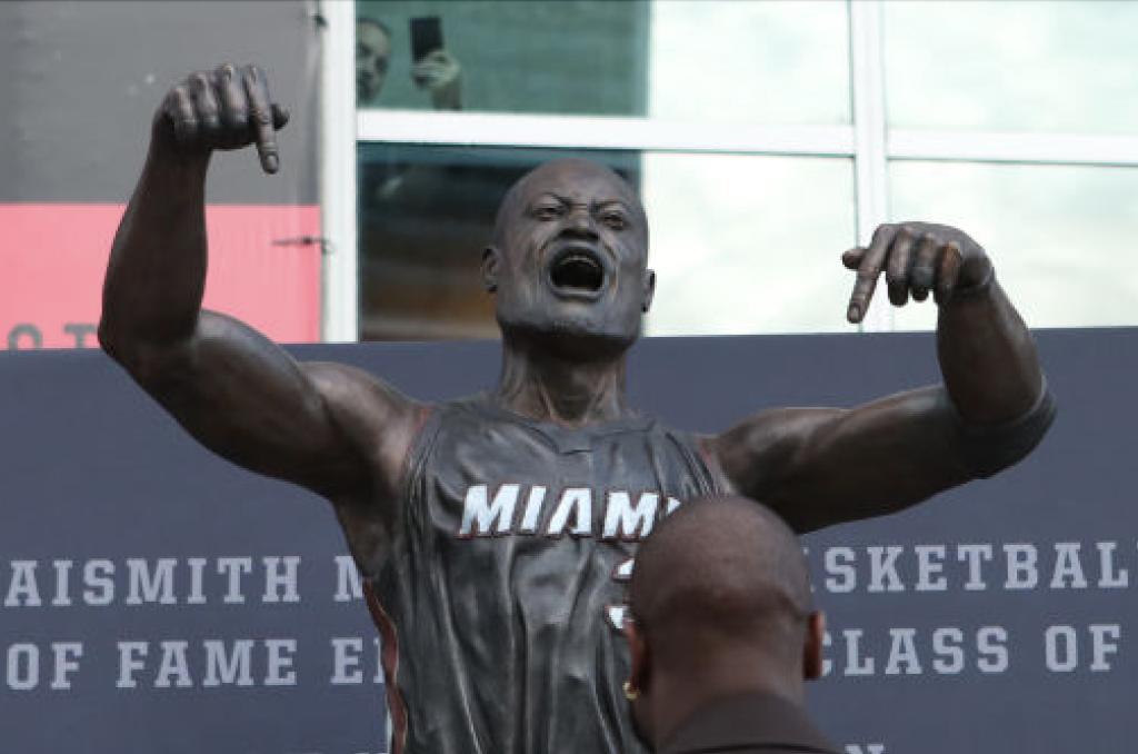 Fan reactions to Dwyane Wade statue