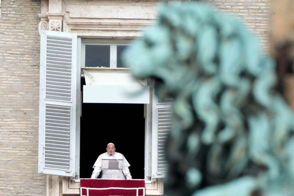 Cover of Pope Francis autobiography Hope