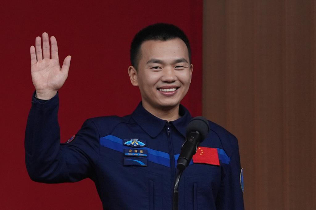 Astronauts Wang Haoze, Cai Xuzhe, and Song Lingdong presenting at a press conference